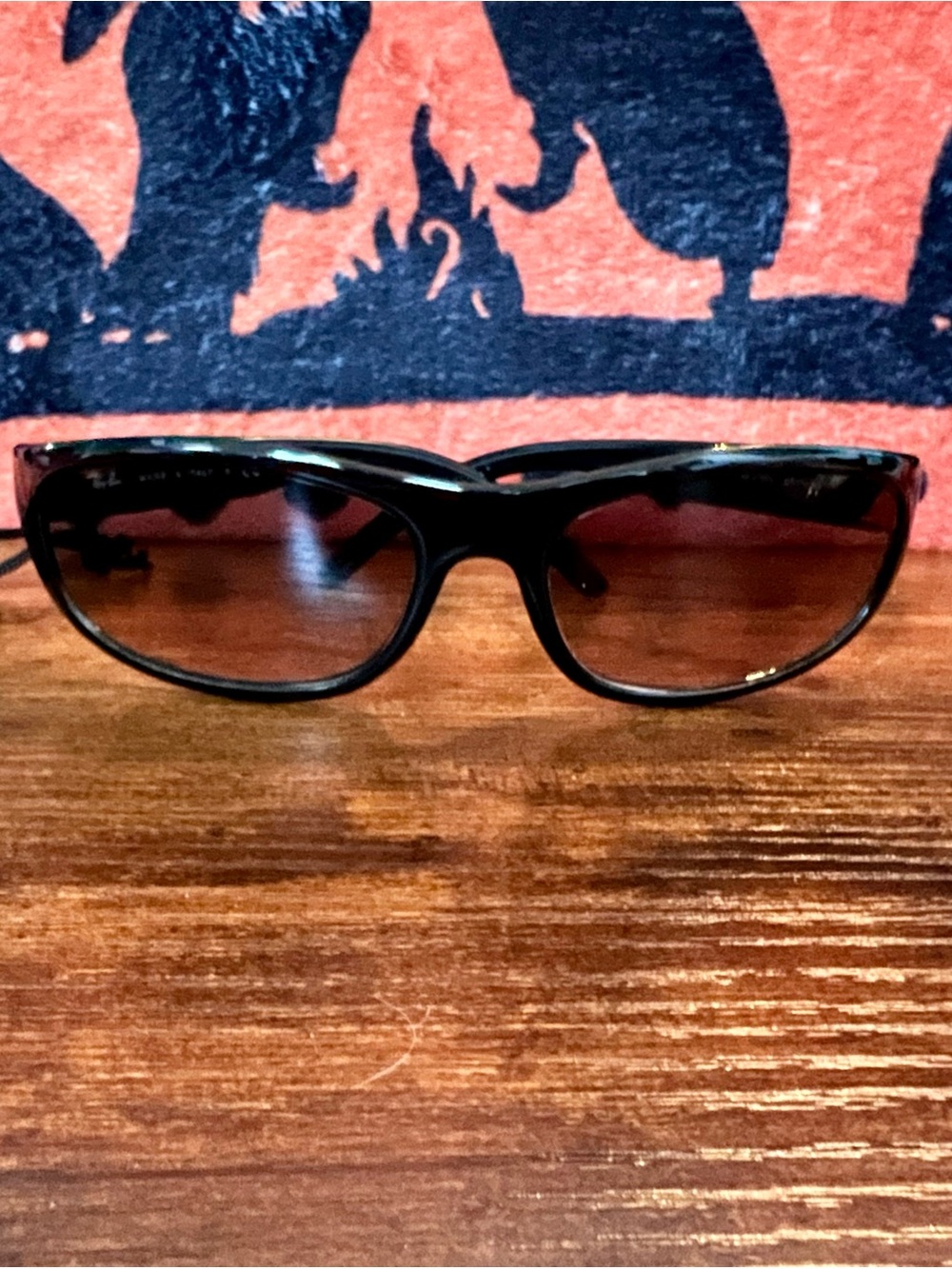Ray-Ban mens Black Frame Sunglasses with Brown Gradient Lenses